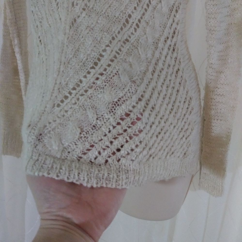 LOVELY SUPER SOFT CREAM COLORED SWEATER - Picture 2 of 6